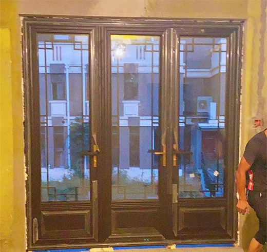 和木質門窗相比，仿古鋁合金門窗有哪些不同!