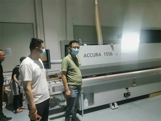 固諾代表團(tuán)赴煙臺考察鐳射激光封邊生產(chǎn)線