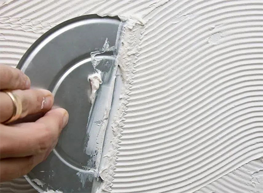 瓷磚背面的瓷磚膠刷得很均勻，為什么瓷磚還會脫落?